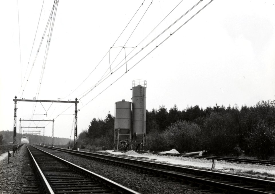 HUA-169088-Afbeelding van de aanleg van een tijdelijke bouwplaats voor het aannemersbedrijf Fa. P.C. Zanen N.V. ten behoeve van de aanleg van Rijksweg 1 langs de spoorlijn te Stroe