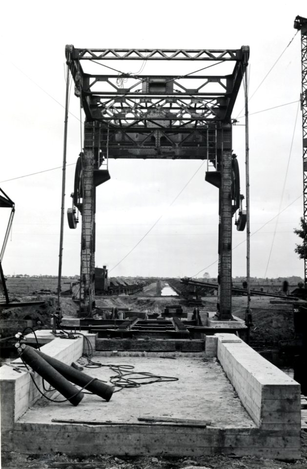 HUA-169094-Gezicht op de in aanbouw zijnde klapbrug over het Stieltjeskanaal in de spoorlijn van de NAM tussen Nieuw Amsterdam en Schoonebeek