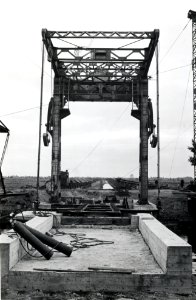 HUA-169094-Gezicht op de in aanbouw zijnde klapbrug over het Stieltjeskanaal in de spoorlijn van de NAM tussen Nieuw Amsterdam en Schoonebeek