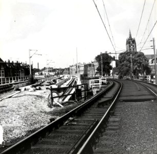 HUA-169113-Gezicht op de spoorlijn door Delft met links het in aanbouw zijnde nieuwe hoogspoor en rechts het oude lage tracé