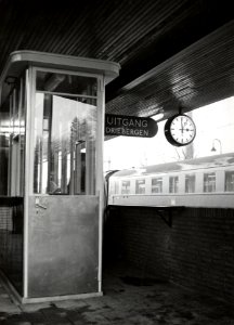 HUA-169206-Afbeelding van het hokje voor de uitgangscontrole van het N.S.-station Driebergen-Zeist te Driebergen-Rijsenburg (zijde Driebergen)