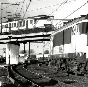 HUA-169177-Gezicht op de fly over aan de noordzijde van het emplacement van het NS station Utrecht CS te Utrecht met rechts de electrische locomotief nr 1606 ser
