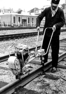 HUA-169025-Afbeelding van een wegwerker van de N.S. tijdens werkzaamheden aan de spoorlijn bij Utrecht Maliebaan