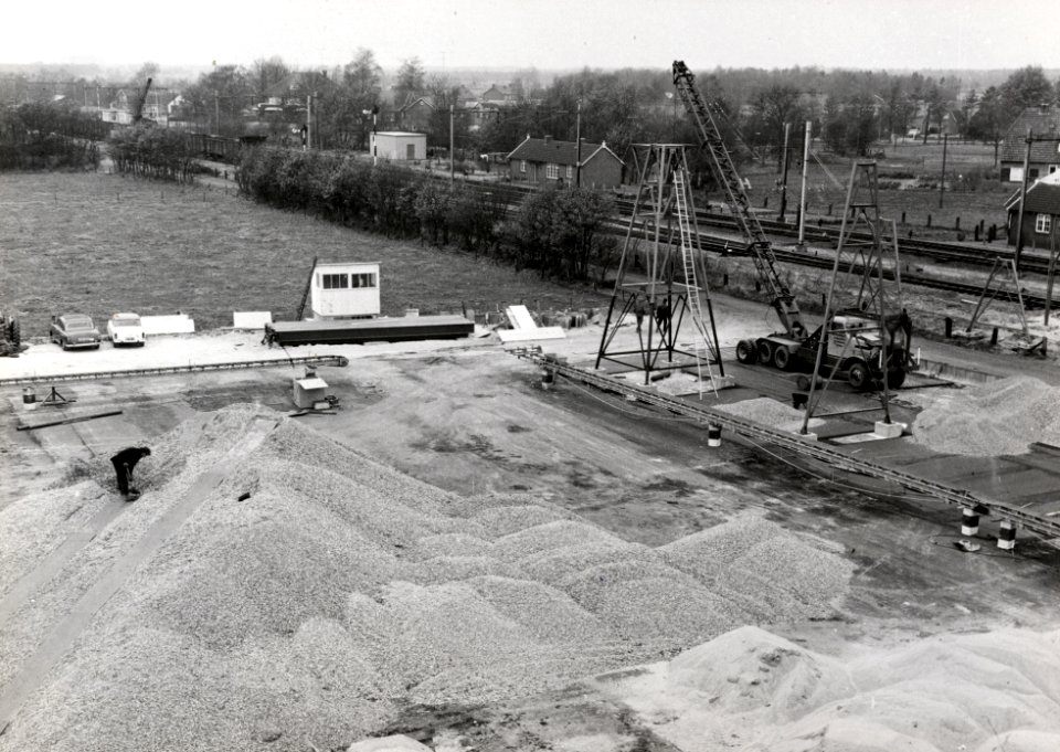 HUA-169085-Afbeelding van de aanleg van een tijdelijke bouwplaats voor het aannemersbedrijf Fa. P.C. Zanen N.V. ten behoeve van de aanleg van Rijksweg 1 langs de spoorlijn te Stroe