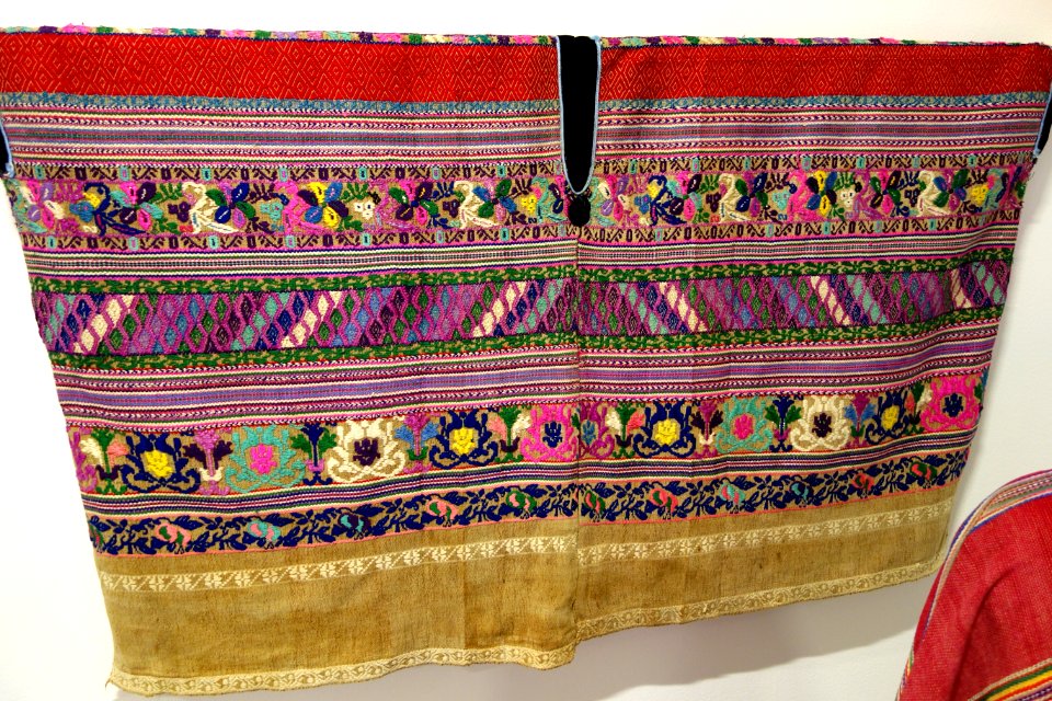 Huipil, Kaqchikel Maya, Comalapa, 1970s, cotton - Textile Museum of Canada - DSC01311