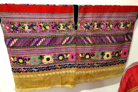 Huipil, Kaqchikel Maya, Comalapa, 1970s, cotton - Textile Museum of Canada - DSC01311