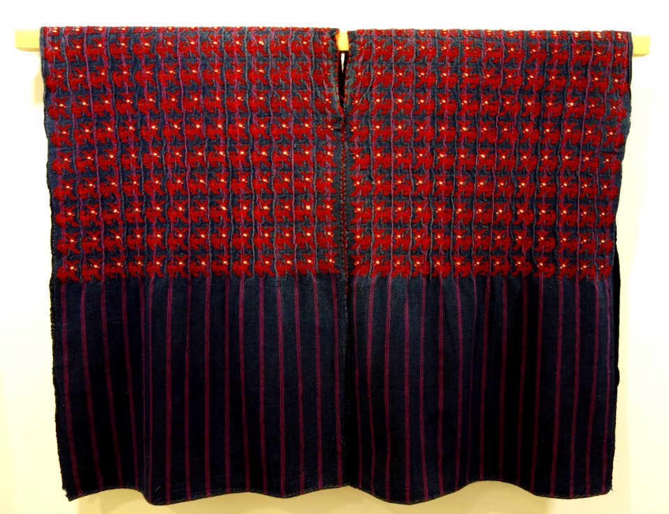 Huipil, K'iche' Maya, Nahuala, late 20th to early 21st century, cotton and synthetic - Textile Museum of Canada - DSC01384