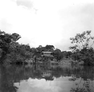 Huis aan de rivier in het christelijke boslandcreooldorp Ganzee, Bestanddeelnr 252-5860