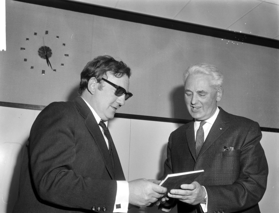 Hugo Claus (l.) bij het in ontvangst nemen van de prijs. Rechts prof. dr. Garmt , Bestanddeelnr 918-4659
