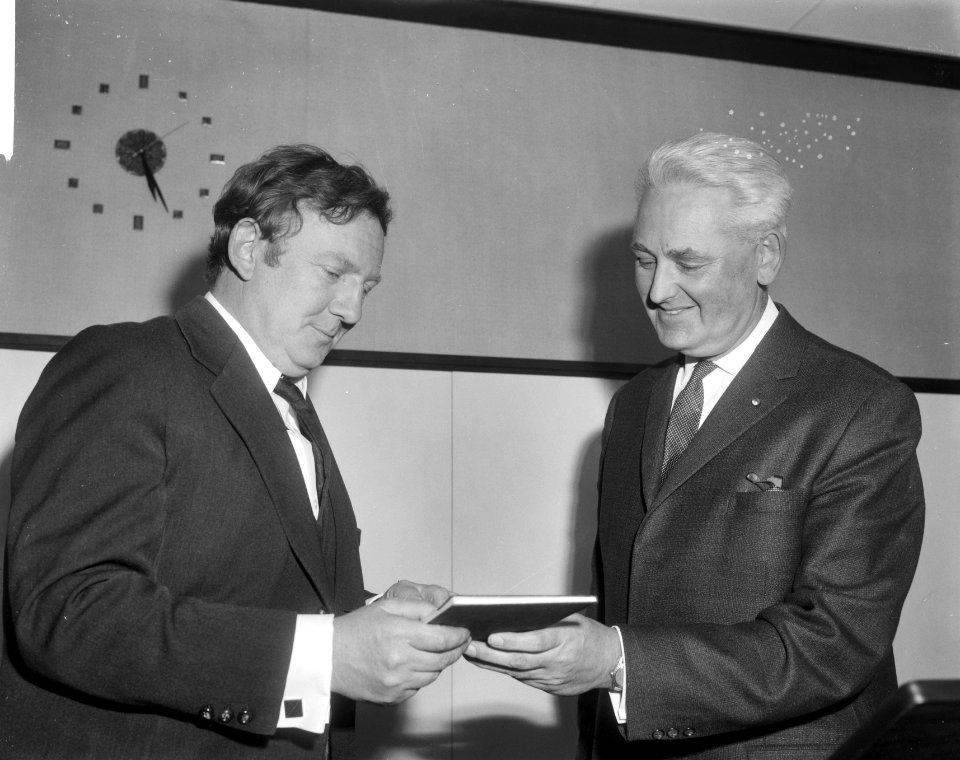 Hugo Claus (l.) bij het in ontvangst nemen van de prijs. Rechts prof. dr. Garmt , Bestanddeelnr 918-4660