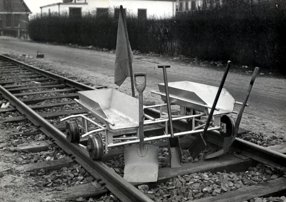 HUA-168980-Afbeelding van een splitwagentje met splitgereedschap voor het wegonderhoud van de NS te s Hertogenbosch