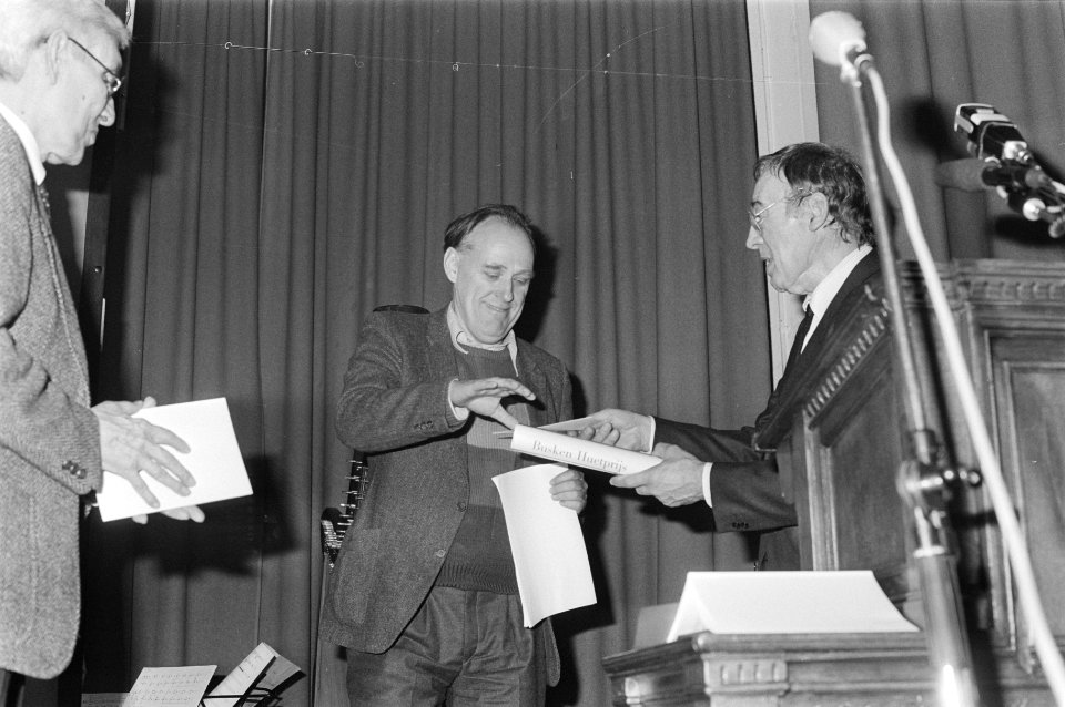 Hugo Brandt Corstius krijgt Busken Huet prijs van voorzitter Amsterdams fonds vo, Bestanddeelnr 933-2440