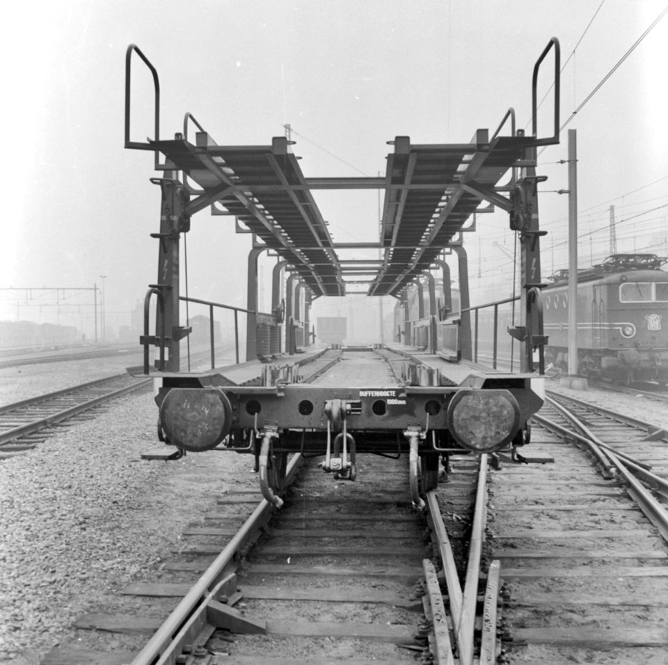 HUA-167467-Afbeelding van de kop van een autolaadwagen van de N.S. (type Lcs, serie 97000-97019) op het emplacement te Amersfoort