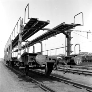 HUA-167479-Afbeelding van een dubbeldeks autolaadwagen van de N.S. op het emplacement te Amersfoort