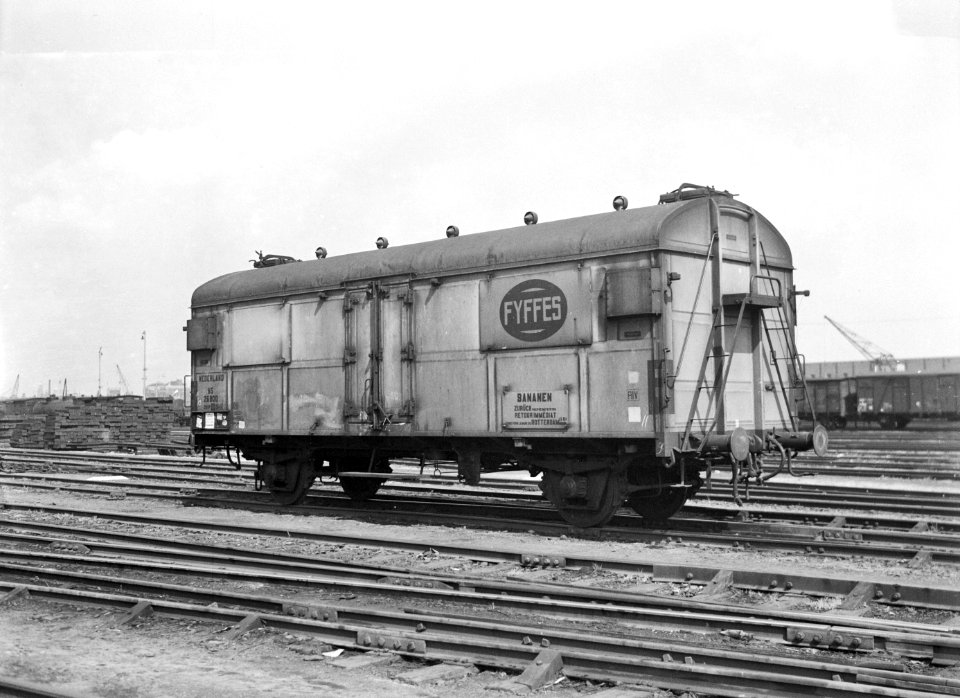 HUA-167521-Afbeelding van de koelwagen nr. NS 26800 (type CHEP, serie NS 26701-26800, voor het vervoer van bananen) van de N.S., vermoedelijk te Amsterdam Rietlanden