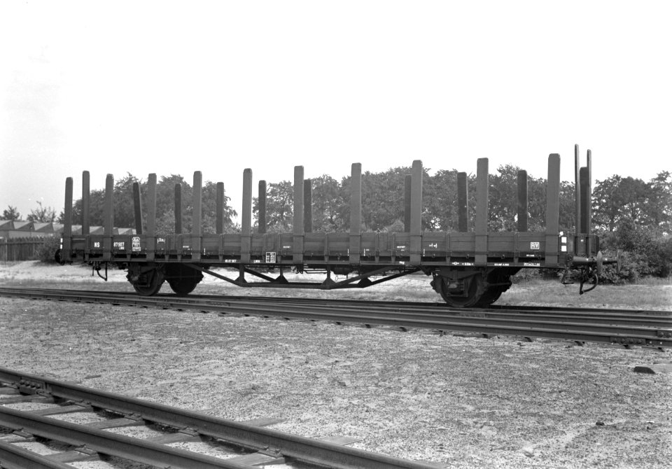 HUA-167485-Afbeelding van de rongenwagen nr. NS 87907 (type LWRK) van de N.S. op het terrein van de wagenwerkplaats van de N.S. te Amersfoort