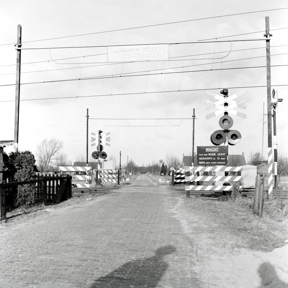 HUA-167632-Gezicht op de spoorwegovergang in de Stoutenburgerlaan te Hoevelaken