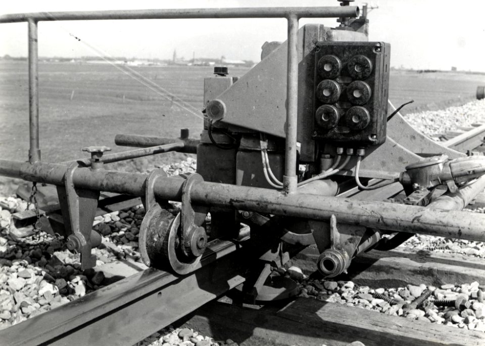 HUA-168998-Detail van een beddingfreesmachine type "Knoevenagel" tijdens onderhoudswerkzaamheden aan de spoorlijn tussen Deinum en Leeuwarden
