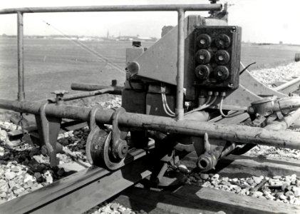 HUA-168998-Detail van een beddingfreesmachine type "Knoevenagel" tijdens onderhoudswerkzaamheden aan de spoorlijn tussen Deinum en Leeuwarden