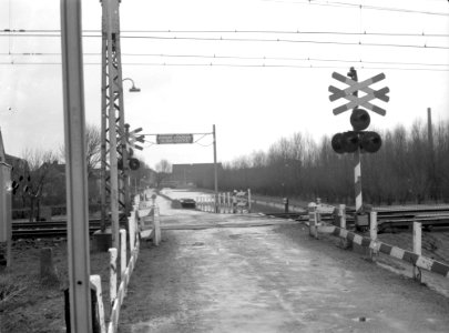 HUA-167621-Gezicht op een met AKI s beveiligde spoorwegovergang te Rijswijk ZH 