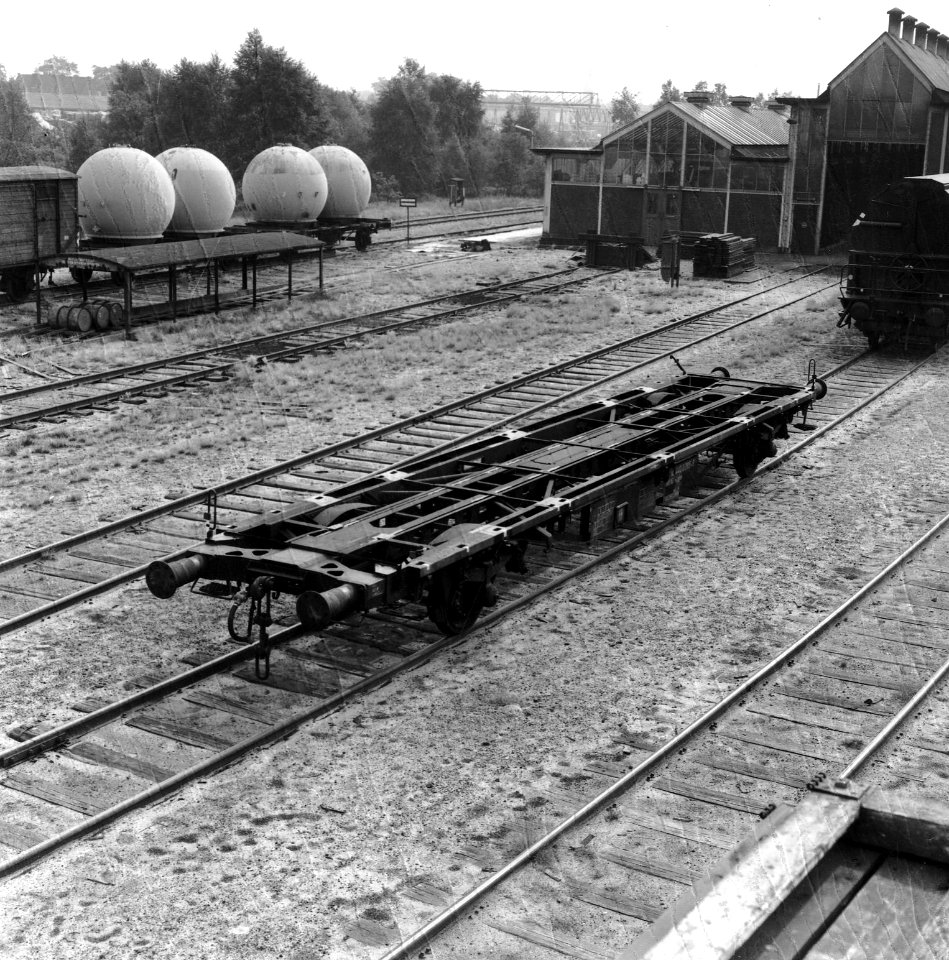 HUA-167481-Afbeelding van de platte wagen (voor het vervoer van containers) nr. 8184 440 0 006-9 (type Lgjss) van de N.S. op het terrein van de Hoofdwerkplaats (wagenwerkplaats) van de N.S. te Amersfoort