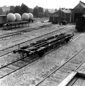 HUA-167481-Afbeelding van de platte wagen (voor het vervoer van containers) nr. 8184 440 0 006-9 (type Lgjss) van de N.S. op het terrein van de Hoofdwerkplaats (wagenwerkplaats) van de N.S. te Amersfoort