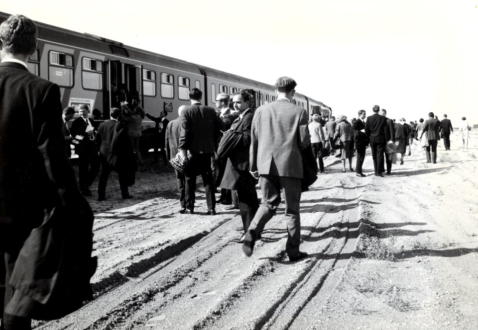 HUA-168851-Afbeelding van de extra trein voor de Chemische Kring naar de Europoort te Rotterdam
