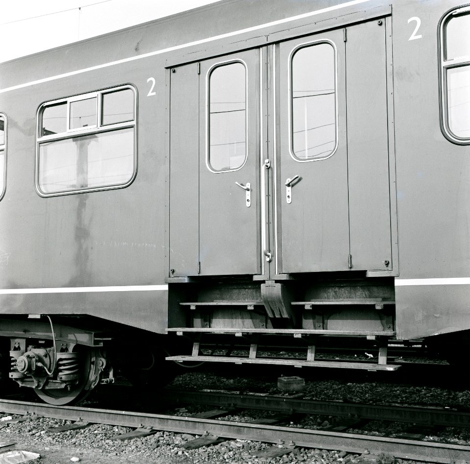HUA-167717-Afbeelding van de klapdeuren van een rijtuig plan W van de N.S. te Amsterdam Zaanstraat