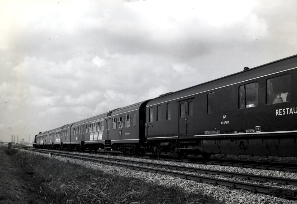 HUA-168843-Afbeelding van de extra trein voor de Chemische Kring naar de Europoort te Rotterdam
