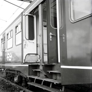 HUA-167721-Afbeelding van de (geopende) klapdeuren van een rijtuig plan W van de N.S. te Amsterdam Zaanstraat