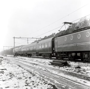 HUA-167727-Afbeelding van twee rijtuigen plan W van de N.S. tijdens een proefrit met de electrische locomotief nr. 1147 (serie 1100) te Maarn