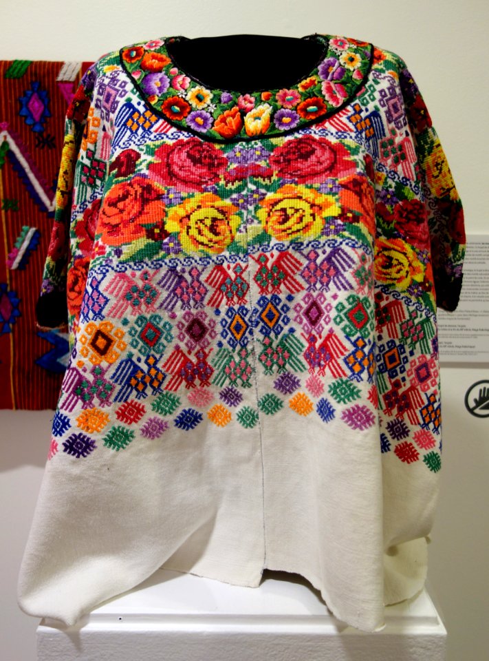 Huipil, Kaqchikel Maya, Tecpan, late 20th century, cotton and acrylic - Textile Museum of Canada - DSC01302