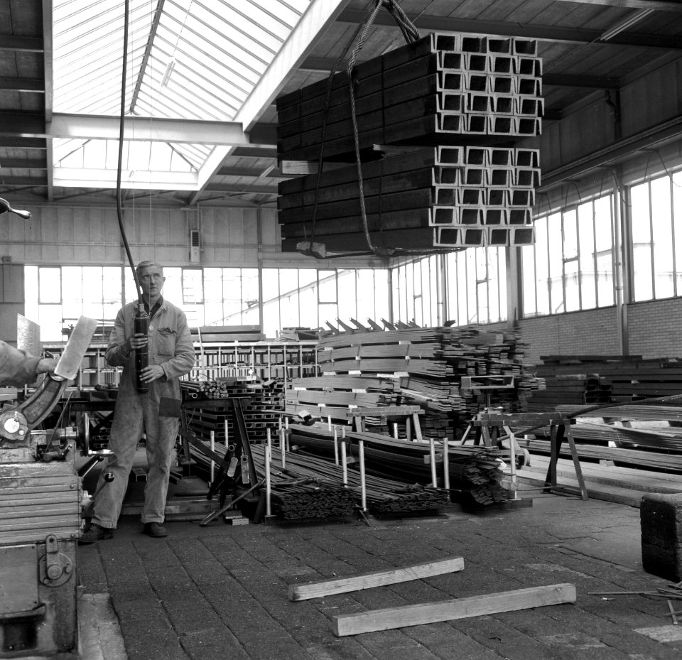 HUA-167689-Interieur van de Hoofdwerkplaats (wagenwerkplaats) van de N.S. te Amersfoort- magazijn