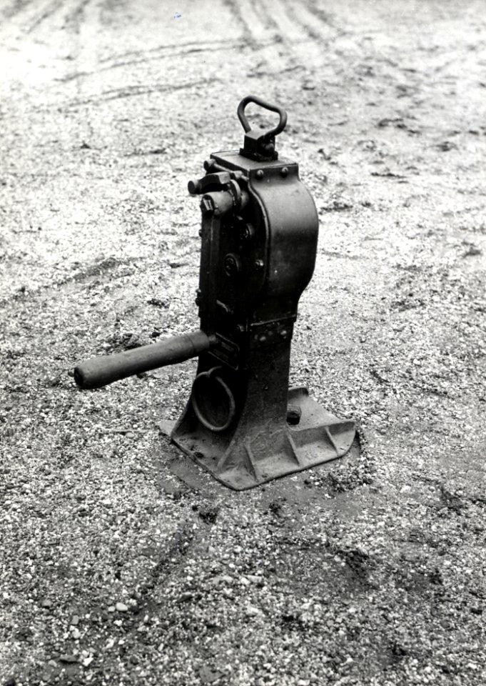 HUA-168976-Afbeelding van een spoorlichter (type Graffenstaden, 3 ton) van de N.S