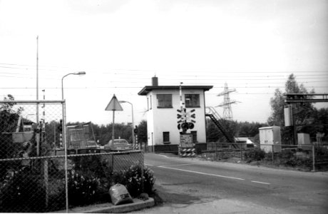 HUA-167703-Gezicht op het seinhuis annex brugpost bij het N.S.-station Breukelen te Breukelen