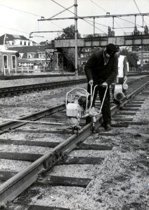 HUA-169024-Afbeelding van enkele wegwerkers van de N.S. tijdens werkzaamheden aan de spoorlijn bij Utrecht Maliebaan