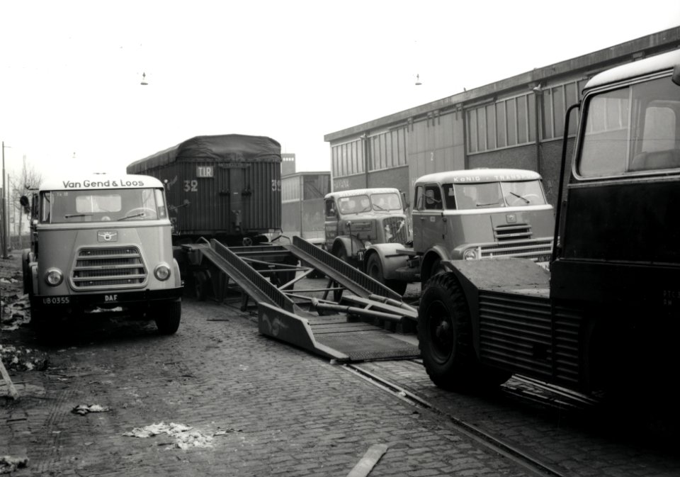 HUA-168014-Afbeelding van het plaatsen van een oplegger van een vrachtauto op een spoorwagen (z.g. Kangourou-vervoer) op de Wilhelminakade te Rotterdam. Links een DAF-vrachtauto van Van Gend & Loos