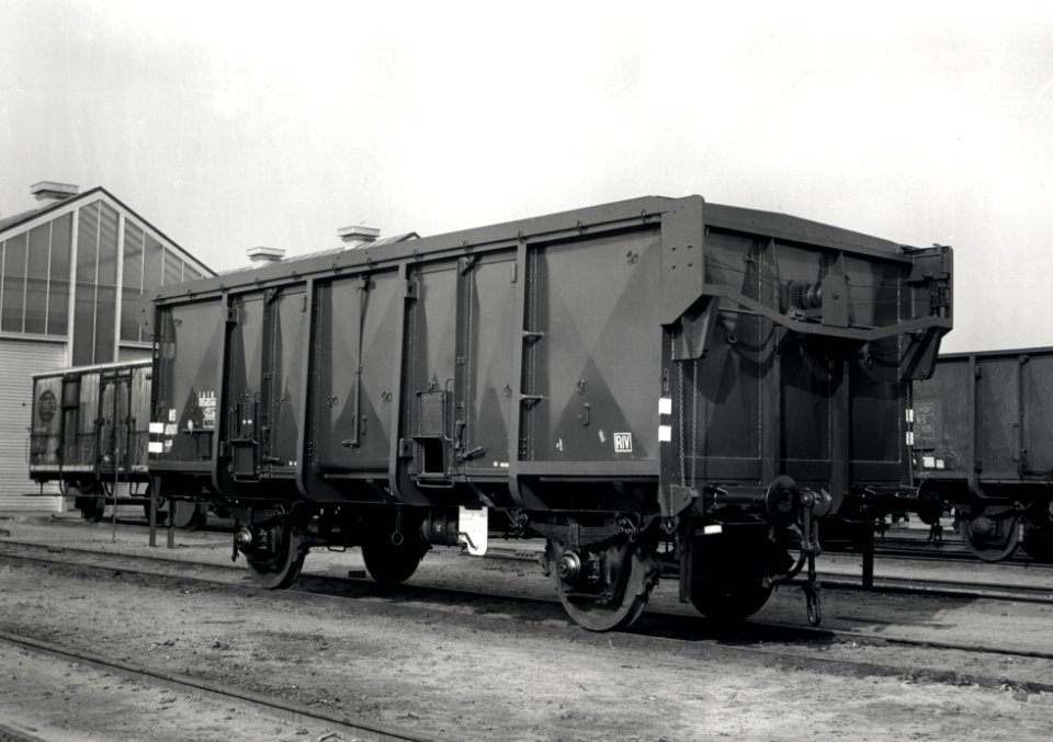 HUA-168009-Afbeelding van de luikendakwagen schuifdakwagen nr 40601 type Tb serie 40600 40649 van de NS bij de wagenwerkplaats van de NS te Amersfoort