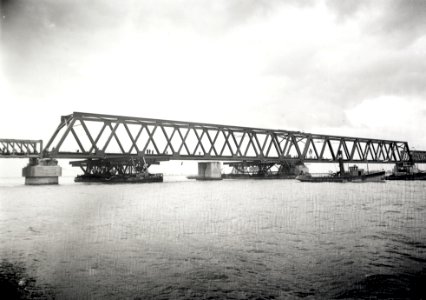 HUA-167921-Afbeelding van het invaren van een nieuw brugdeel voor de spoorbrug over het Hollands Diep bij Moerdijk Moerdijkbrug 