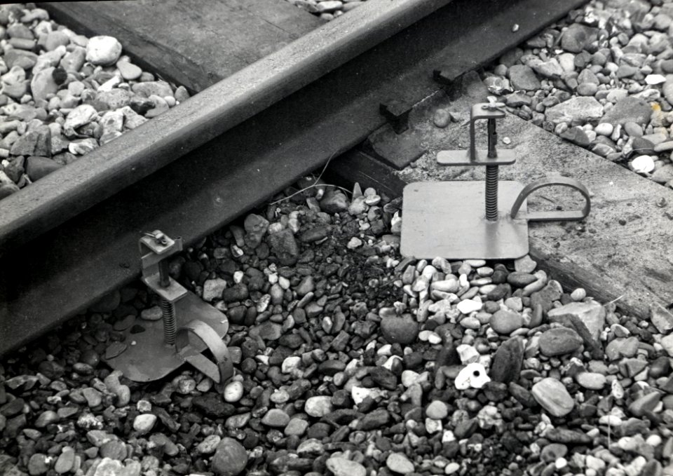 HUA-168981-Afbeelding van een veerringmeter van de N.S