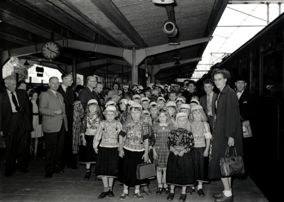 HUA-167916-Afbeelding van een groep kinderen uit Marken in klederdracht op het perron van het N.S.-station Arnhem te Arnhem