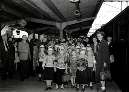 HUA-167916-Afbeelding van een groep kinderen uit Marken in klederdracht op het perron van het N.S.-station Arnhem te Arnhem