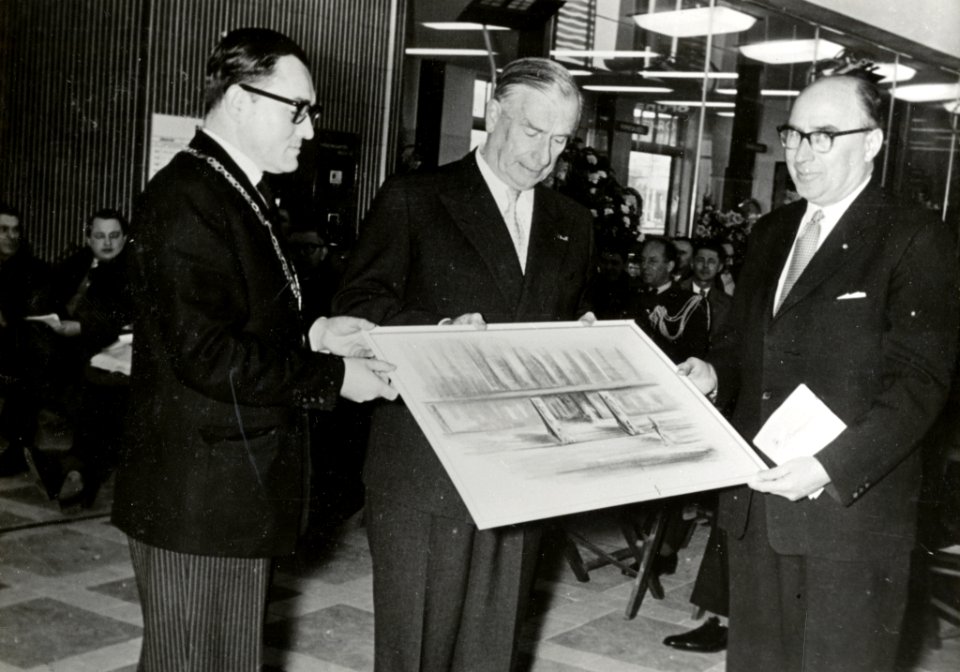 HUA-167895-Afbeelding van de opening van het nieuwe NS station Venlo te Venlo met links burgemeester L de Gou van Venlo die president directeur dr ir FQ den Holl