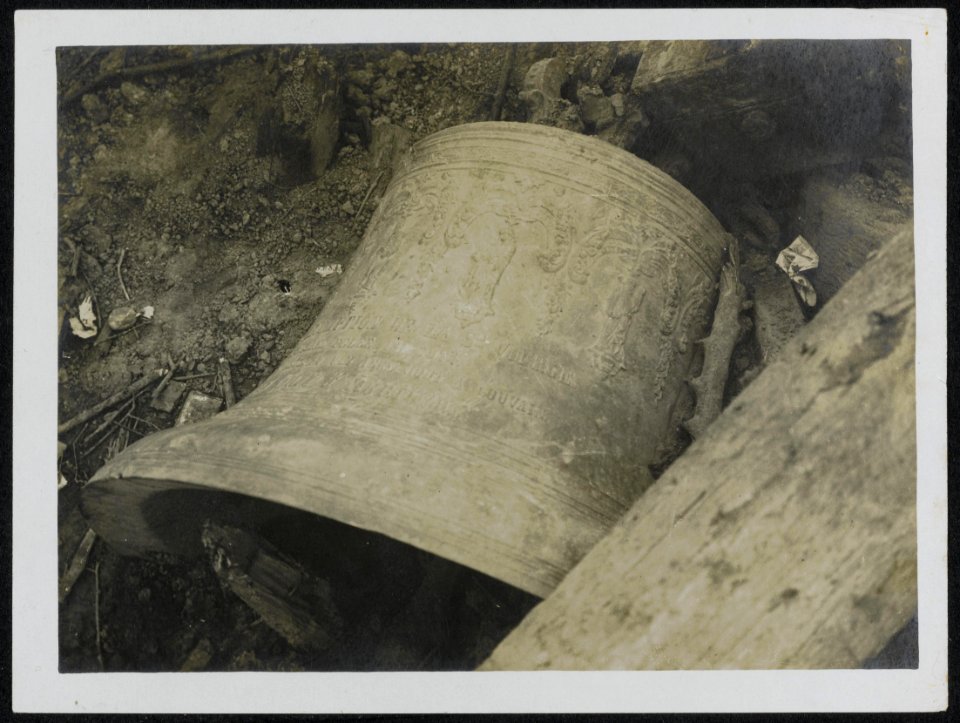 Huge bell in German support trench. There is no village church within miles., Bestanddeelnr 158-1410