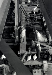 HUA-167978-Afbeelding van de werkzaamheden ten behoeve van het invaren van een nieuw brugdeel voor de spoorbrug over het Hollands Diep (Moerdijkbrug) bij Moerdijk