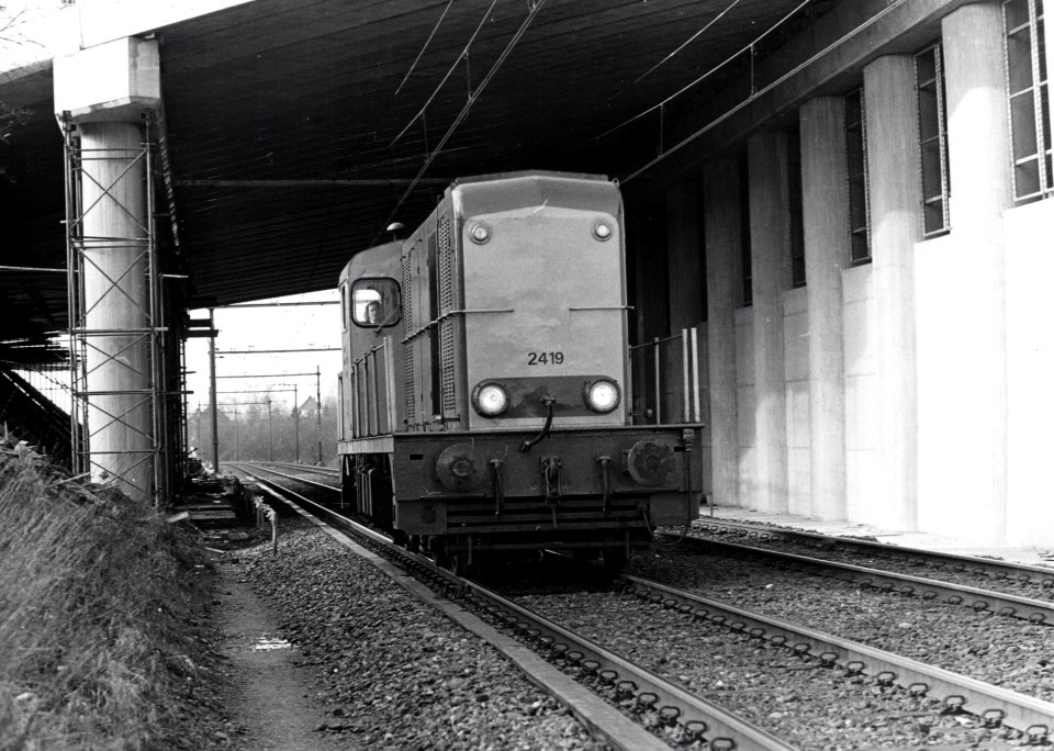 HUA-169130-Afbeelding van de diesel electrische locomotief nr 2419 serie 2400 2500 van de NS onder het viaduct van de A79 tussen Houthem en Meerssen