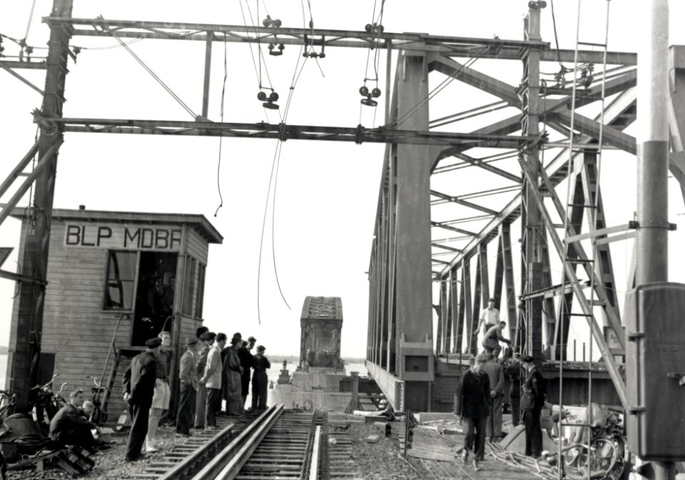 HUA-167979-Afbeelding van het invaren van een nieuw brugdeel voor de spoorbrug over het Hollands Diep (Moerdijkbrug) bij Moerdijk, met links de blokpost Moerdijkbrug (Blp Mdbr)