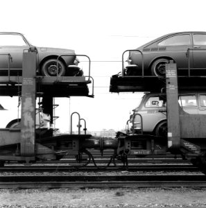 HUA-167469-Afbeelding van dubbeldekwagen (autotrailers) voor het vervoer van auto's (Volkswagens) per trein op het emplacement te Amersfoort