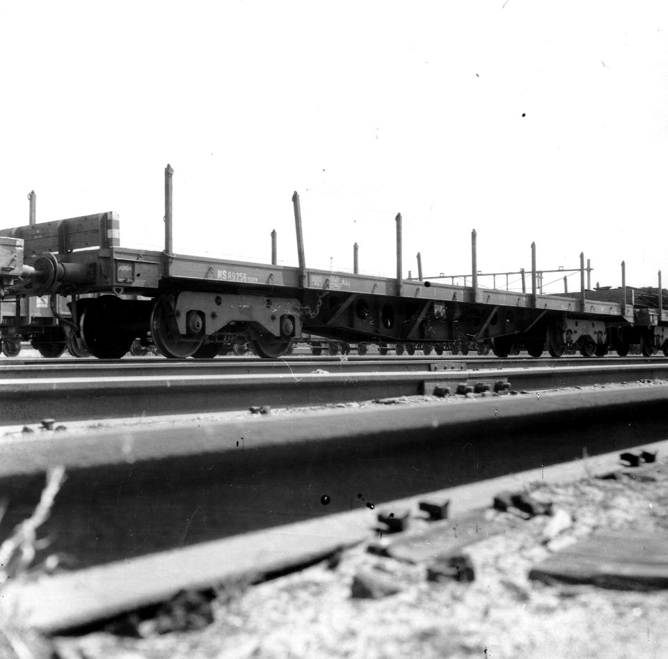 HUA-167464-Afbeelding van de 4-assige rongenwagen 89258 (type HTSVW) van de N.S