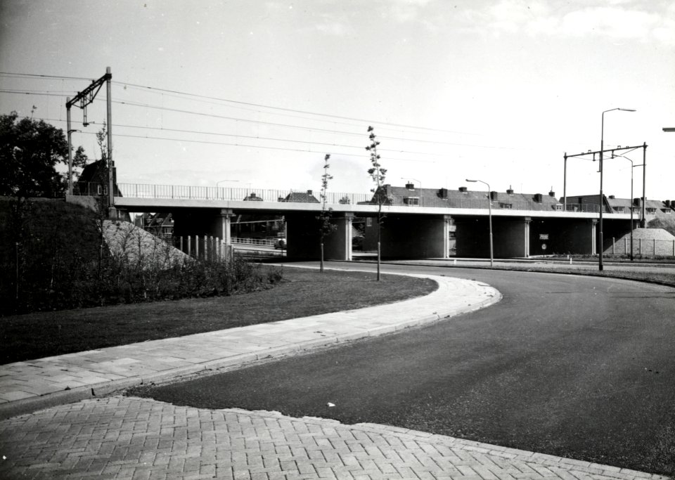 HUA-169138-Gezicht op het spoorviaduct in de spoorlijn Haarlem-Zandvoort over de Westelijke Randweg te Overveen